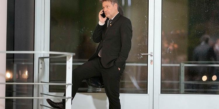 Almanya’da dikkat çeken anlar: Çiftçiler Bakan Habeck’in feribottan inişini engelledi