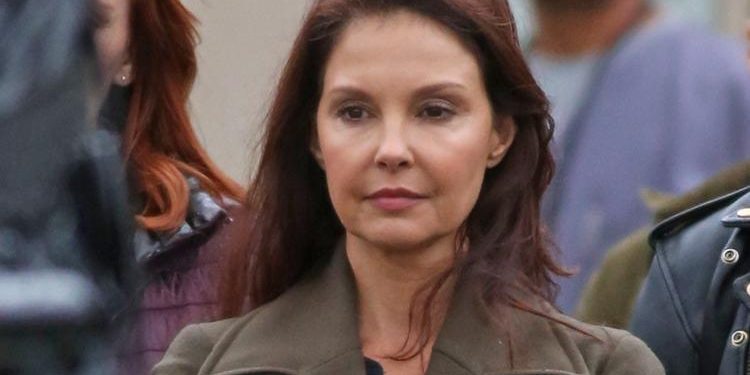 Annesi, son nefesini ünlü oyuncunun kollarında vermişti… Fakat ona servetinden tek kuruş bırakmadı… Ben onu affettim, özgürleştim