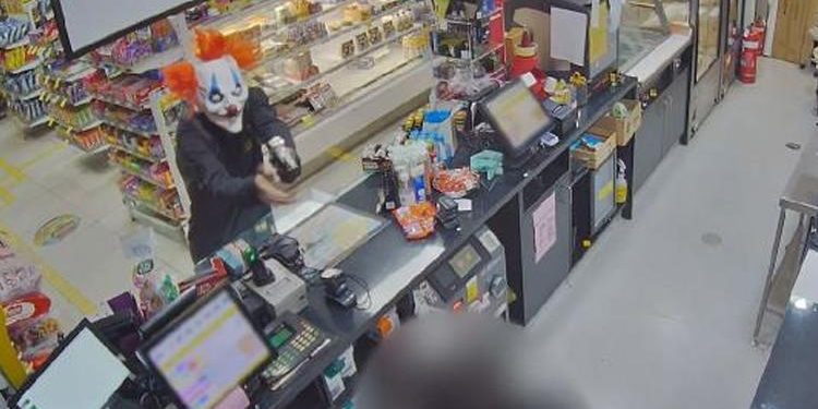 Avustralya palyaço maskeli hırsızın peşine düştü