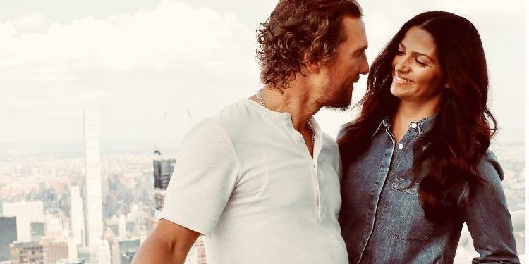 Bakışları kenetlendi, diğer kimseyi görmediler: Ünlü çiftin aşk iksiri… Senin elinden olduğu için bu kadar lezzetli