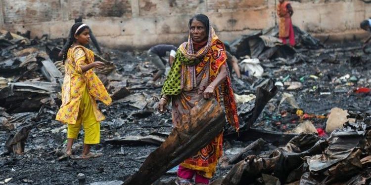 Bangladeş’te gecekondu mahallesi küle döndü