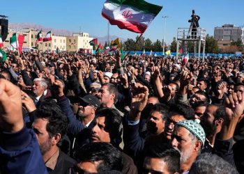 Binlerce İranlı sokağa döküldü! Kirman protestosu…