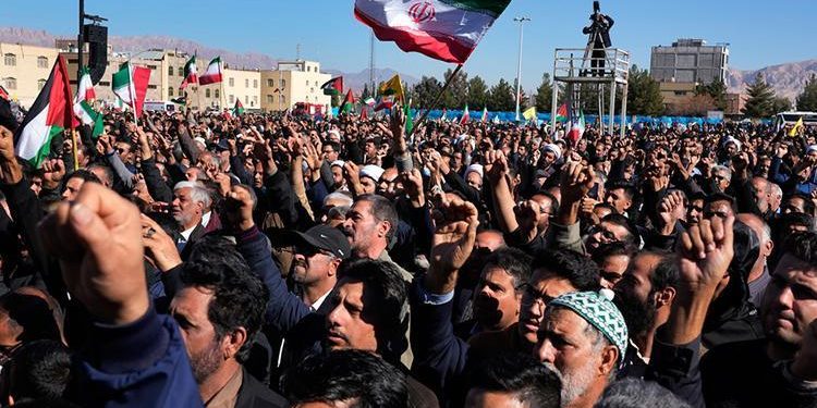 Binlerce İranlı sokağa döküldü! Kirman protestosu…