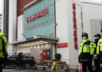 Boynundan bıçaklanan ana muhalefet başkanı ağır bakımdan çıktı