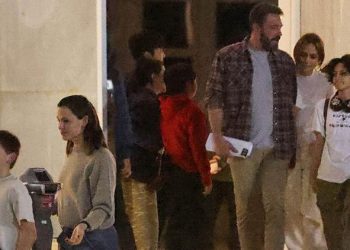 Daima kıskançlık arbedesi yaptıkları söyleniyordu… Bir yanında eski bir yanında yeni karısı… Geniş aile gece gezmesinde!