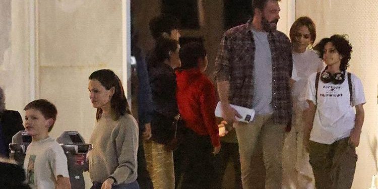 Daima kıskançlık arbedesi yaptıkları söyleniyordu… Bir yanında eski bir yanında yeni karısı… Geniş aile gece gezmesinde!