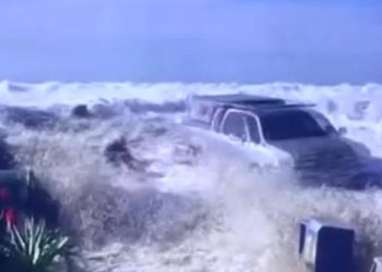 Dev dalgalar insanları ve araçları sürükledi