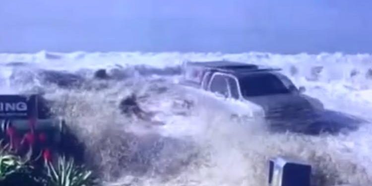 Dev dalgalar insanları ve araçları sürükledi