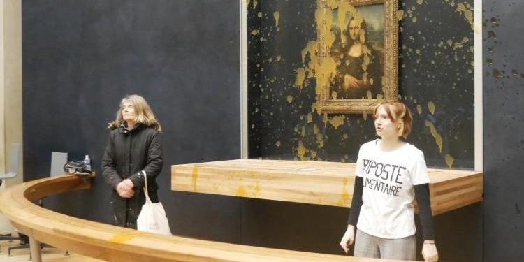 Dünyaca ünlü Mona Lisa tablosuna çorba fırlattılar