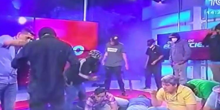 Ekvador’da dehşet! Silahlı saldırganlar canlı yayını basıp çok sayıda gazeteciyi rehin aldı