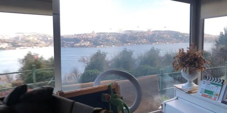 Elinde paspas bütün meskeni temizledi… ‘Size Boğaz görüntümü göstereyim’