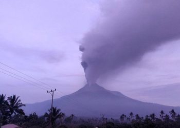 Endonezya’da yanardağ paniği! Duman 2 kilometre yüksekliğe ulaştı