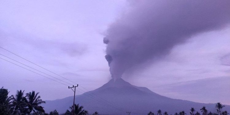 Endonezya’da yanardağ paniği! Duman 2 kilometre yüksekliğe ulaştı