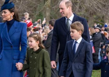 Etrafa gülücükler dağıta dağıta herkese ‘tepeden’ bakıyorlar