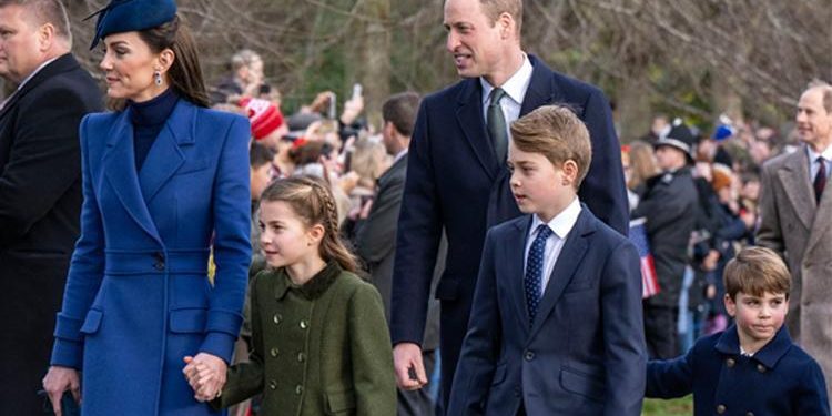 Etrafa gülücükler dağıta dağıta herkese ‘tepeden’ bakıyorlar