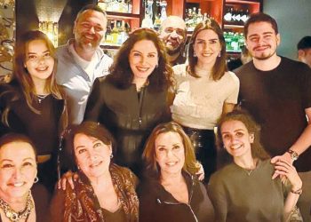 Ezo Sunal’a doğum günü kutlaması