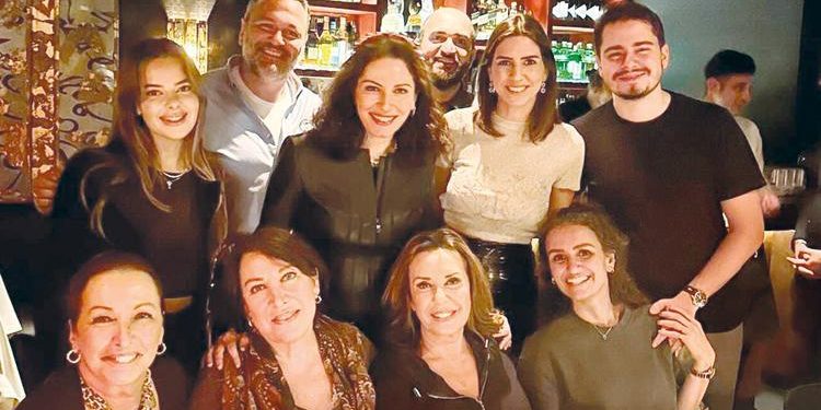 Ezo Sunal’a doğum günü kutlaması