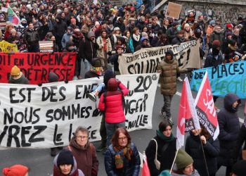 Fransa’da 43 kentte göç yasası protesto edildi