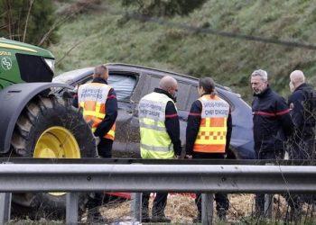 Fransa’da aksiyon yapan çiftçilerin ortasına araç daldı