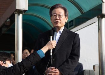 Güney Kore’de boynundan bıçaklanan ana muhalefet başkanı taburcu oldu