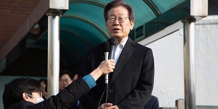 Güney Kore’de boynundan bıçaklanan ana muhalefet başkanı taburcu oldu