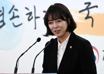 Güney Koreli vekil sokak ortasında hücuma uğradı