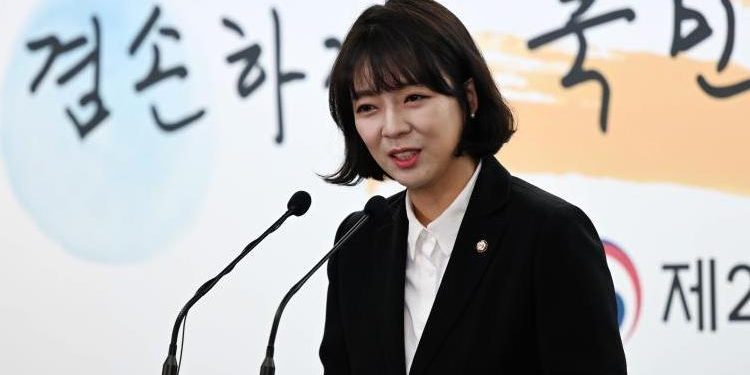 Güney Koreli vekil sokak ortasında hücuma uğradı