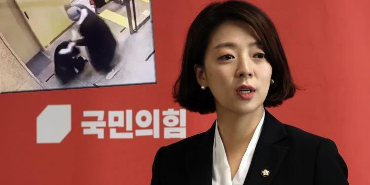 Güney Koreli vekile yapılan hücumun manzaraları ortaya çıktı!