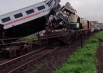 İki yolcu treni çarpıştı: 3 meyyit, 28 yaralı