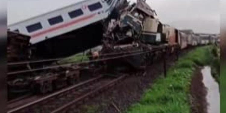 İki yolcu treni çarpıştı: 3 meyyit, 28 yaralı