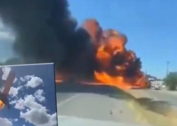 İnanılmaz manzara: Uçak alevler içinde otobana düştü!