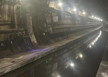 İngiltere’de kaos: Tüneli su bastı en az 20 tren seferi iptal edildi