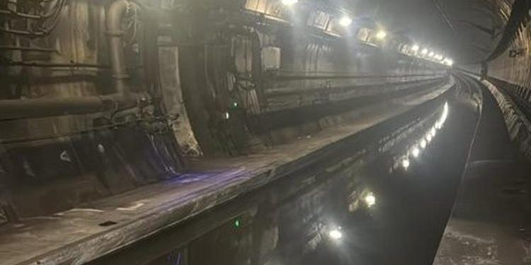 İngiltere’de kaos: Tüneli su bastı en az 20 tren seferi iptal edildi