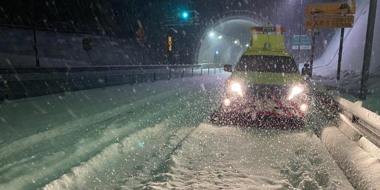 Japonya kara teslim: Uçuşlar ve tren seferleri iptal