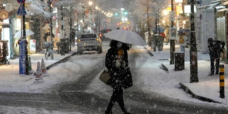 Japonya’da kar kalınlığı 50 santimetreyi aştı! 800 araç mahsur kaldı, uçuşlar iptal