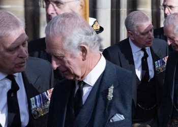 Küçük kardeşi skandalların başrolünde… Kral öfkeden mecnuna döndü!