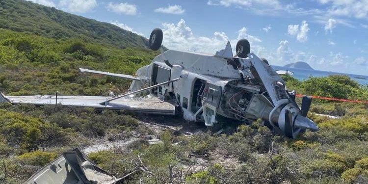 Küçük uçak iniş yaparken takla attı: 10 kişi yaralandı