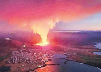 Lavlar kasabaya ulaştı: Konutları küle çeviriyor