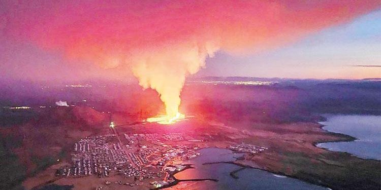 Lavlar kasabaya ulaştı: Konutları küle çeviriyor