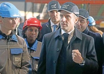 Macron, çok sağcı Le Pen’den rol çalıyor