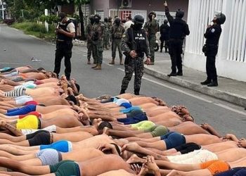 Manzaralar Ekvador’dan… Çete üyeleri yarı çıplak gözaltına alındı