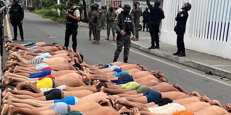 Manzaralar Ekvador’dan… Çete üyeleri yarı çıplak gözaltına alındı