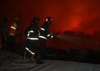 Mülteci kampında yangın: 7 bine yakın kişi evsiz kaldı