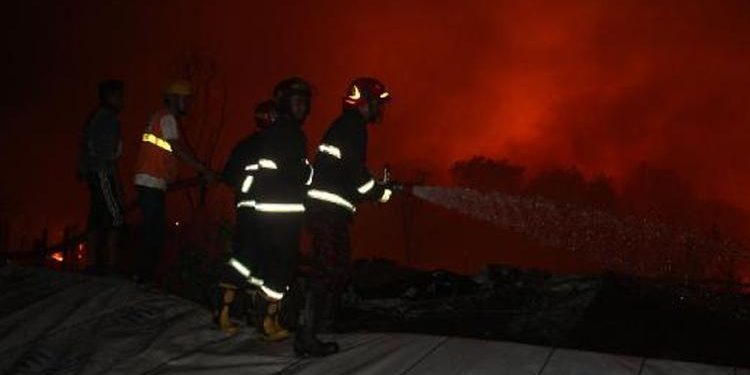 Mülteci kampında yangın: 7 bine yakın kişi evsiz kaldı