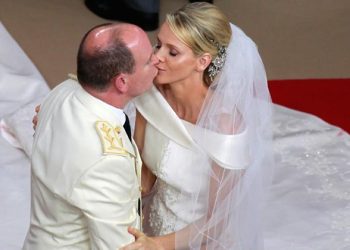 Mutsuz gelin kendini para harcamaya vermiş…  Çocuklarını kaçak göçmenler büyüttü… Kocası metresleri için bilinmeyen banka hesapları bile açmış