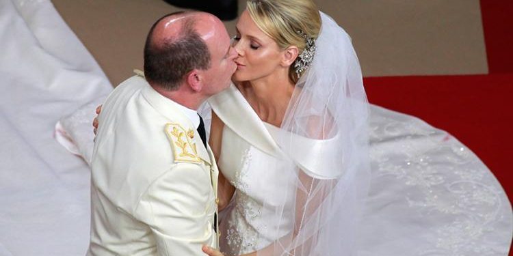 Mutsuz gelin kendini para harcamaya vermiş…  Çocuklarını kaçak göçmenler büyüttü… Kocası metresleri için bilinmeyen banka hesapları bile açmış