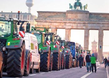 Öfkeli çiftçiler Almanya’yı kilitledi