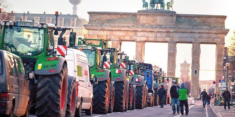 Öfkeli çiftçiler Almanya’yı kilitledi