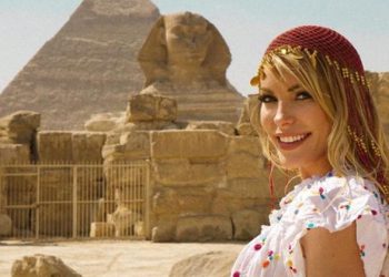 Oradaki kızlar bile susuzluktan ölen kuşlar üzereydi:  26 yaşındayken 80’lik bir zenginle evlenmenin elbette bir bedeli var