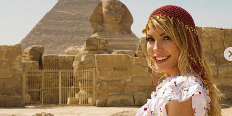 Oradaki kızlar bile susuzluktan ölen kuşlar üzereydi:  26 yaşındayken 80’lik bir zenginle evlenmenin elbette bir bedeli var